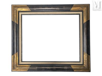 une image représentant un cadre photo noir et doré sur fond blanc
