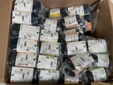 une boîte remplie de chaussettes emballées dans du plastique