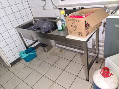une boîte de produits d'entretien posée sur une table dans une cuisine