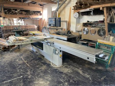 une photo d'un grand atelier de menuiserie où l'on voit de nombreuses essences de bois différentes
