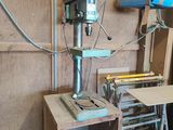une perceuse posée sur une table dans une pièce en cours de construction