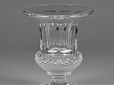 un vase en verre posé sur un support
