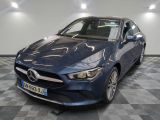 la mercedes cla est garée sur le sol en damier d'un garage
