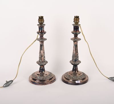 paire de bougeoirs anciens en métal argenté, ornés d'oiseaux