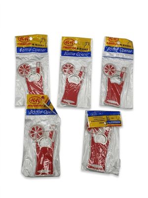 quatre sachets contenant un assortiment de brosses à dents rouges et blanches sur fond blanc