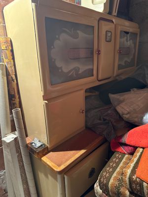 un chat assis sur un lit dans une chambre