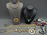 un ensemble de colliers et de bracelets présentés sur un présentoir pour mannequin