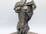 une image représentant une sculpture d'un homme tenant une feuille de papier