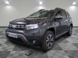 une photo d'une dacia grise garée sur un sol en damier