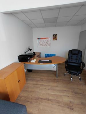 une photo d'un bureau à domicile avec un bureau et une chaise