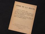 une feuille de papier posée sur une table, sur fond noir