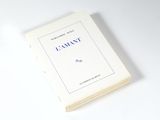 le livre est posé sur une surface blanche bordée d'un liseré bleu