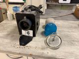une machine posée sur une table, à côté d'une bouteille d'eau