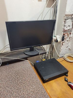 une photo d'un téléviseur à écran plat posé sur un bureau en bois