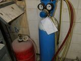 une borne d'incendie bleue et une borne d'incendie rouge dans un coin de la pièce