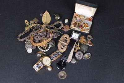 beaucoup de bijoux sur la table et une montre