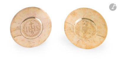 paire de cendriers plaqués or, ornés d'un blason et d'un emblème