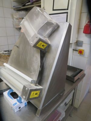a machine that is sitting on a counter in a kitchen