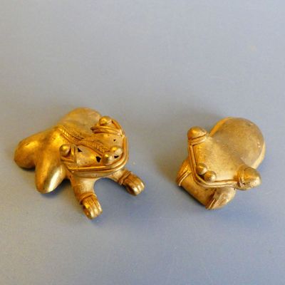 Colombie. Duo de grenouilles, éléments de collier rituel.