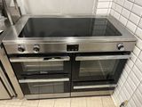 deux fours qui se trouvent côte à côte dans la cuisine