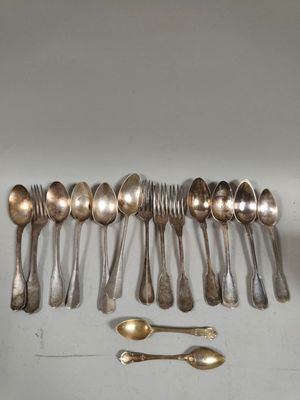 beaucoup de cuillères en argent et de cuillères à soupe sur la table