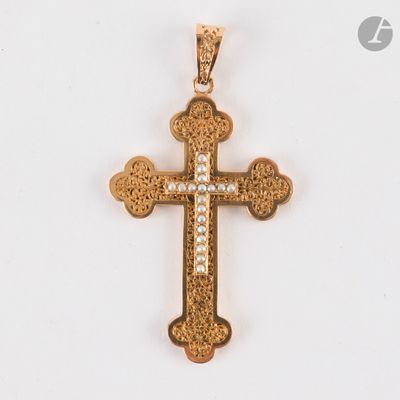 une image représentant une croix en or sertie de diamants sur fond blanc