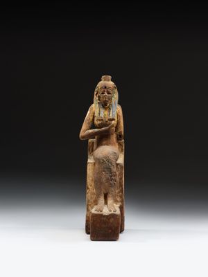 une statue égyptienne représentant une femme tenant un bol