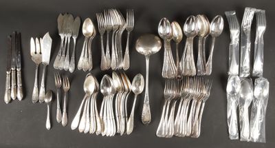 beaucoup de cuillères et de fourchettes sur la table