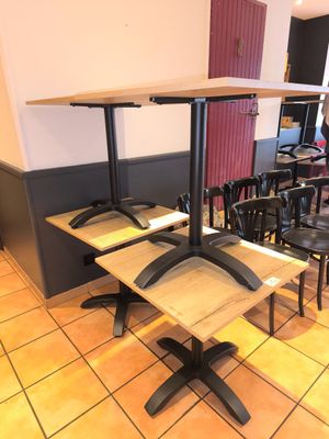 des tables et des chaises dans un restaurant au sol carrelé