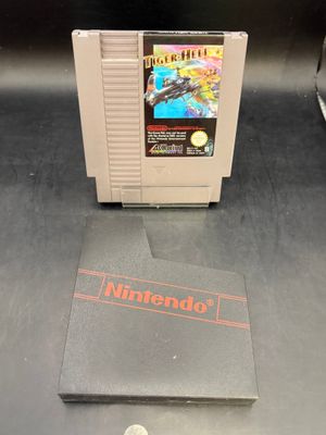Un vieux jeu Nintendo est posé sur une table, à côté d'une pièce de monnaie.