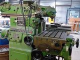 une machine qui se trouve à l'intérieur d'un bâtiment