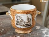 une tasse décorée d'un dessin, posée sur une table