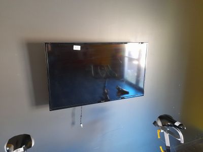 une photo d'une télévision à écran plat montée sur un mur