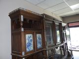 une grande armoire en bois ornée de carreaux bleus et blancs