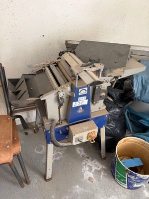 une photo d'une scie circulaire à table dans un garage