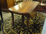 une table posée sur un tapis dans une pièce