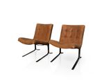 deux fauteuils en cuir marron avec des pieds en métal noir, posés sur une surface blanche