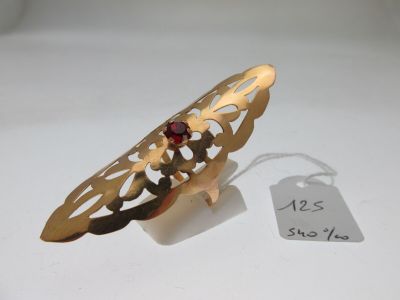 une image représentant une bague en or ornée d'un grenat