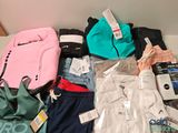 un tas de vêtements et un sac à dos posés sur une table