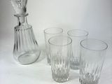 quatre verres et une carafe sur la table