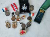 une boîte contenant des médailles et d'autres objets, posée sur une table