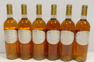six bouteilles de vin sont alignées sur une table