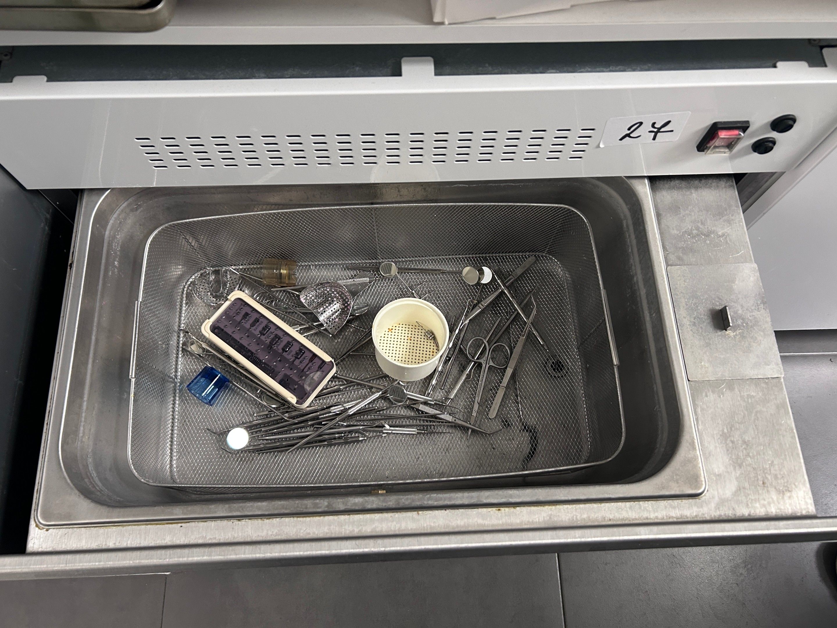 1 auto-laveur pré-stérilisation ALPHA CLEAN OXY PHARM