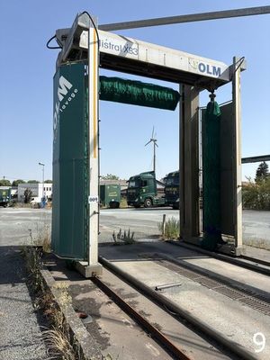 un arrêt de bus d'où sort un train