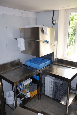 Lave-vaisselle à capot ELECTROBAR avec tables d’entrée et de sort...
