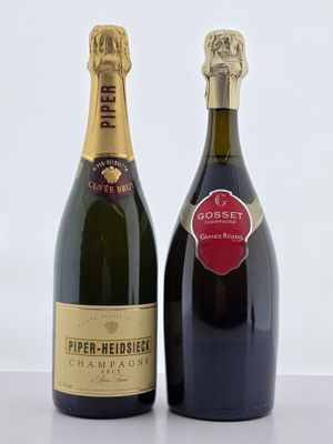 deux bouteilles de vin posées l'une à côté de l'autre sur une table