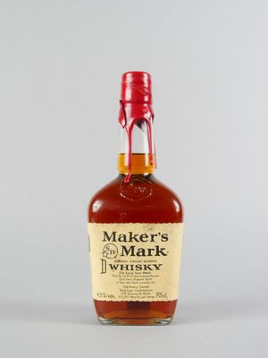 une photo d'une bouteille de whisky « Maker's Mark » posée sur une table