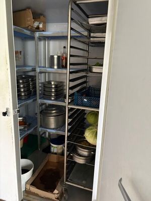 un garde-manger rempli de casseroles et de poêles