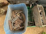 un seau rempli de vis et de clous posé par terre