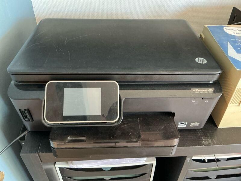 Une imprimante multifonction jet d'encre de marque HP, modèl…
